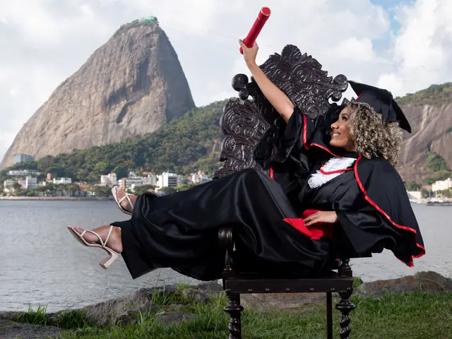 Formanda sentada na cadeira imperial com o Pão de Açúcar ao fundo