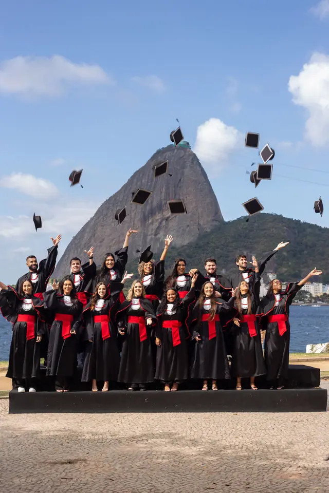 Turma de formandos jogando os capelos para o alto no Aterro do Flamengo
