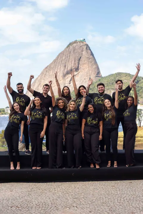 Turma de formandos com a camisa do curso comemorando em frente ao Pão de Açúcar